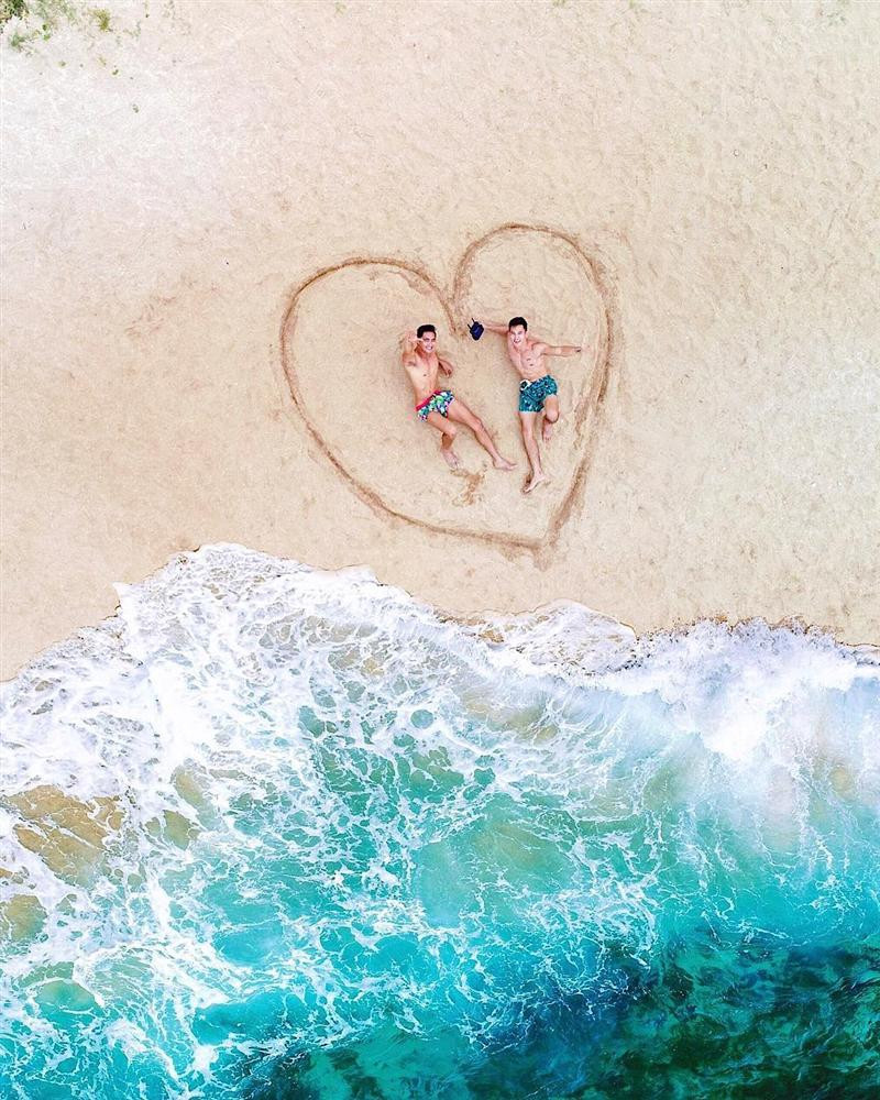 Hình ảnh ngập tràn hạnh phúc của cặp đôi đam mỹ.