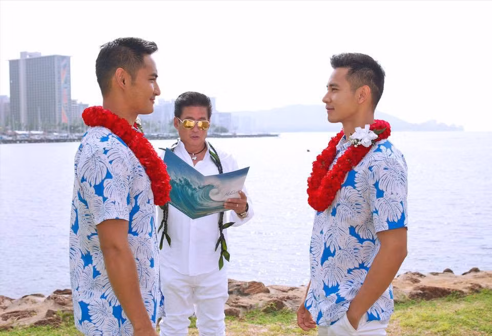 Trước đó, Hồ Vĩnh Khoa và Rhonee Rojas tổ chức đám cưới tại Mỹ vào đầu tháng 10/2017. Hôn lễ của hai mỹ nam diễn ra trên một bãi biển xinh đẹp, bình yên. Sự kiện này thu hút nhiều sự chú ý đối với khán giả Việt Nam, bởi Hồ Vĩnh Khoa đã rút khỏi showbiz được một thời gian. Anh cũng là sao nam showbiz hiếm hoi công khai mối tình đồng tính và thực hiện nghi thức đám cưới, đăng ký kết hôn hợp pháp.