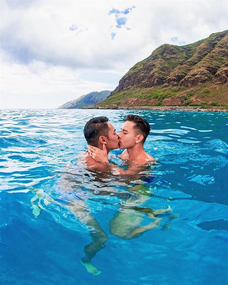 Nam ca sĩ sinh năm 1988 và bạn đời có phong cách sống rất tương đồng. Họ đều có đam mê với những hành trình du lịch, khám phá thiên nhiên, đặc biệt là thích chụp ảnh khỏa thân nóng bỏng...