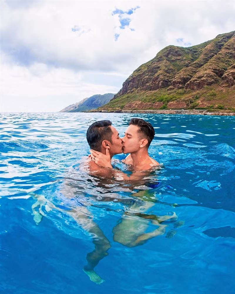 Nam ca sĩ sinh năm 1988 và bạn đời có phong cách sống rất tương đồng. Họ đều có đam mê với những hành trình du lịch, khám phá thiên nhiên, đặc biệt là thích chụp ảnh khỏa thân nóng bỏng...