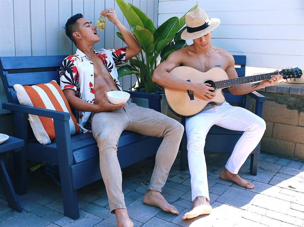 Có thể nói Rhonee Rojas đến rất đúng thời điểm, và là sự lựa chọn hoàn hảo nhất dành cho Hồ Vĩnh Khoa. Được biết, nam ca sĩ trước đó có đường tình không mấy suôn sẻ. Nhưng sau những nỗi buồn, giờ đây anh đã có cuộc sống hạnh phúc đáng ngưỡng mộ.