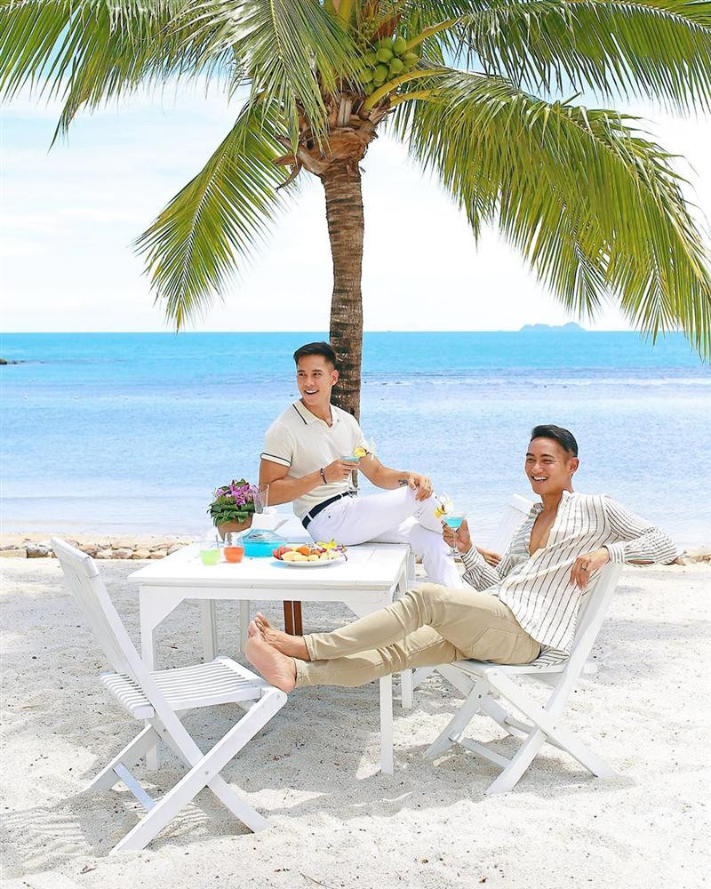 Sau khi kết hôn, cuộc sống của Hồ Vĩnh Khoa và bạn đời khiến nhiều khán giả tò mò, quan tâm. Hiện cặp đôi đang sinh sống tại Hawaii (Mỹ). Không giấu giếm, những khoảnh khắc hạnh phúc ở đời thường thường xuyên được hai mỹ nam chia sẻ trên mạng xã hội.