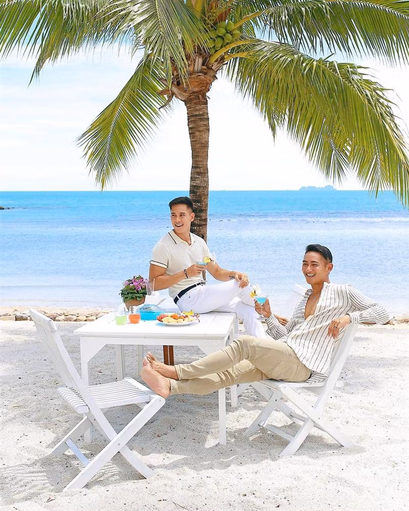 Sau khi kết hôn, cuộc sống của Hồ Vĩnh Khoa và bạn đời khiến nhiều khán giả tò mò, quan tâm. Hiện cặp đôi đang sinh sống tại Hawaii (Mỹ). Không giấu giếm, những khoảnh khắc hạnh phúc ở đời thường thường xuyên được hai mỹ nam chia sẻ trên mạng xã hội.