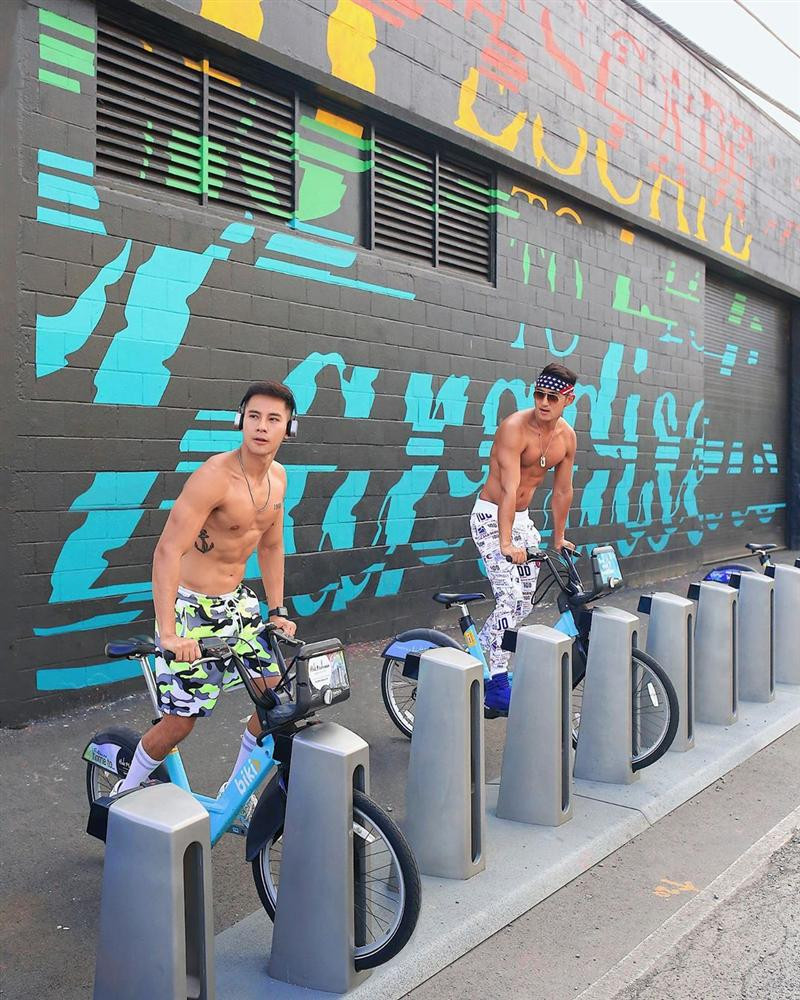 Sau khi kết hôn, cuộc sống của Hồ Vĩnh Khoa và bạn đời khiến nhiều khán giả tò mò, quan tâm. Hiện cặp đôi đang sinh sống tại Hawaii (Mỹ). Không giấu giếm, những khoảnh khắc hạnh phúc ở đời thường thường xuyên được hai mỹ nam chia sẻ trên mạng xã hội.