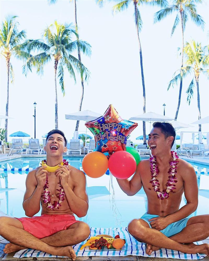 Trong suốt 2 năm qua, Hồ Vĩnh Khoa và Rhonee Rojas có một cuộc hôn nhân màu hồng đúng nghĩa. Họ tận hưởng hạnh phúc mỗi ngày, những bức ảnh sánh đôi tình tứ trên mạng xã hội cũng đủ để cho thấy điều ấy.