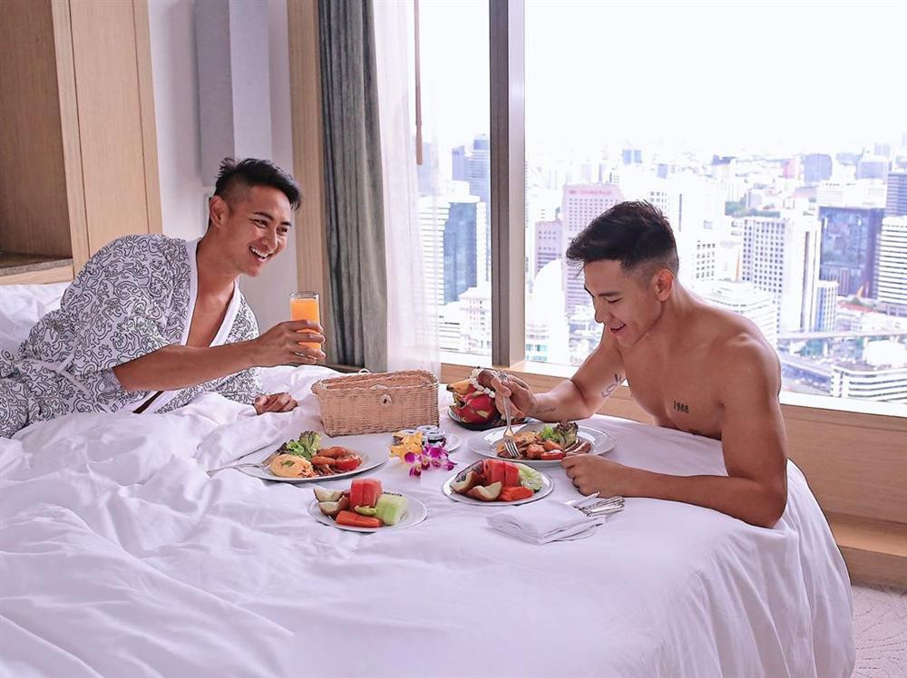 Bạn đời của Hồ Vĩnh Khoa là một nam vương, người mẫu quốc tế khá nổi tiếng. Rhonee Rojas mang trong người 5 dòng máu (Trung Quốc, Mỹ, Phillipines, Tây Ban Nha, Thái Lan) và từng đăng quang Nam vương Thái Lan 2011.