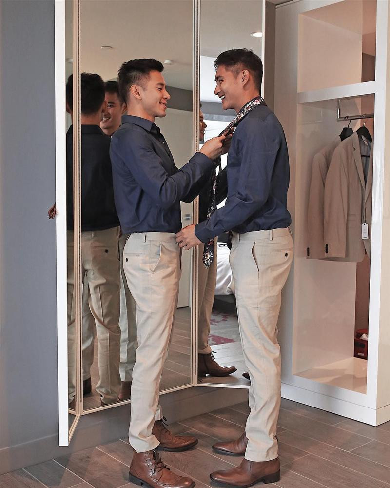 Trên trang cá nhân, Rhonee Rojas cũng dành nhiều lời ngọt ngào cho Hồ Vĩnh Khoa: "Vậy là kết hôn được tròn 2 năm rồi, và anh rất hạnh phúc vì đã làm điều ấy. Em là trái tim và linh hồn của anh. Anh mong chờ nhiều cuộc phiêu lưu cùng nhau hơn nữa. Chúc mừng kỷ niệm 2 năm ngày cưới tới thiên thần của anh" (Tạm dịch).