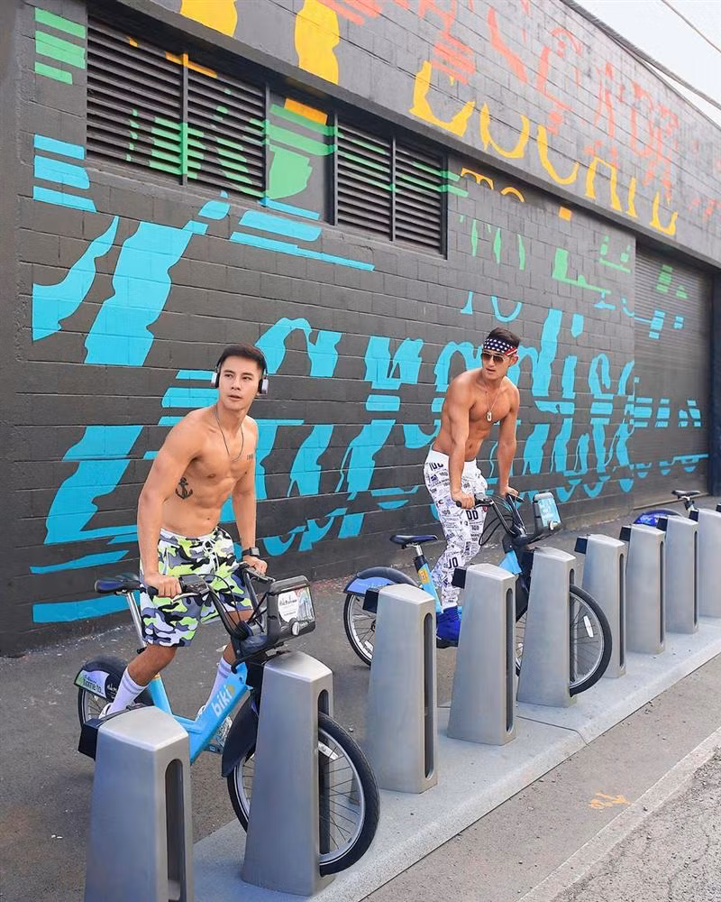 Sau khi kết hôn, cuộc sống của Hồ Vĩnh Khoa và bạn đời khiến nhiều khán giả tò mò, quan tâm. Hiện cặp đôi đang sinh sống tại Hawaii (Mỹ). Không giấu giếm, những khoảnh khắc hạnh phúc ở đời thường thường xuyên được hai mỹ nam chia sẻ trên mạng xã hội.