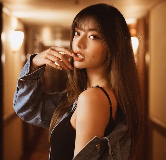 Là con nhà võ nên cô nàng 22 tuổi bộc lộ năng khiếu võ thuật từ bé. Katleen đã vượt qua phần thi để lên cấp huyền đai đệ tam đẳng (đai đen 3 đẳng). Hiện cô có gần 58.000 người theo dõi trên trang cá nhân.