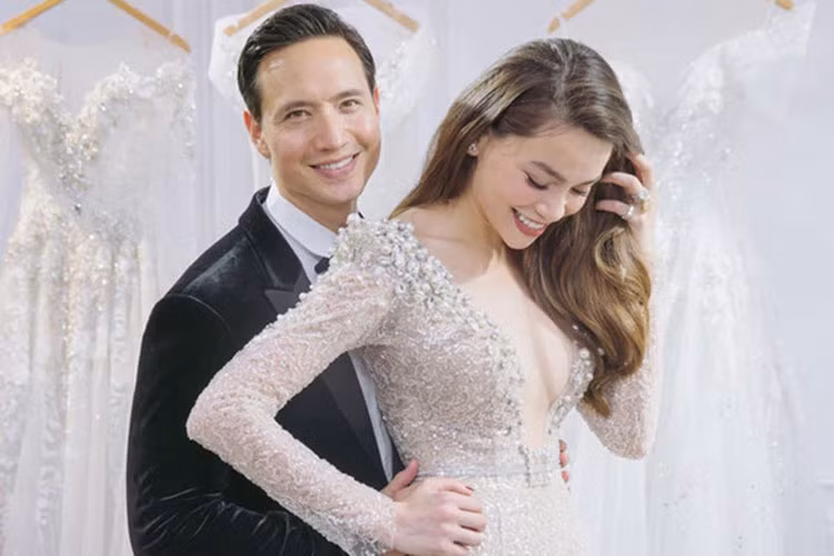 Cách đây 2 năm, sau khi đóng cặp trong MV "Cả một trời thương nhớ", Kim Lý và Hồ Ngọc Hà phải lòng nhau. Cặp đôi để lộ nhiều bằng chứng hẹn hò trước khi công khai mối quan hệ. Khác với các mối tình trước, Hồ Ngọc Hà lần này được công chúng ủng hộ chuyện tình cảm. Mời quý độc giả xem video "Hồ Ngọc Hà lên tiếng khi bị đồn hết thời, ế show". Nguồn Youtube/vtc