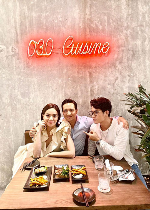 Nam diễn viên còn đăng tải khoảnh khắc khoác vai tình cảm bạn gái.