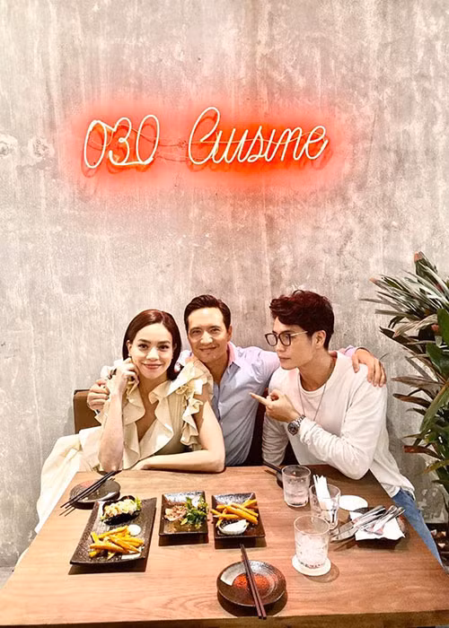 Nam diễn viên còn đăng tải khoảnh khắc khoác vai tình cảm bạn gái.