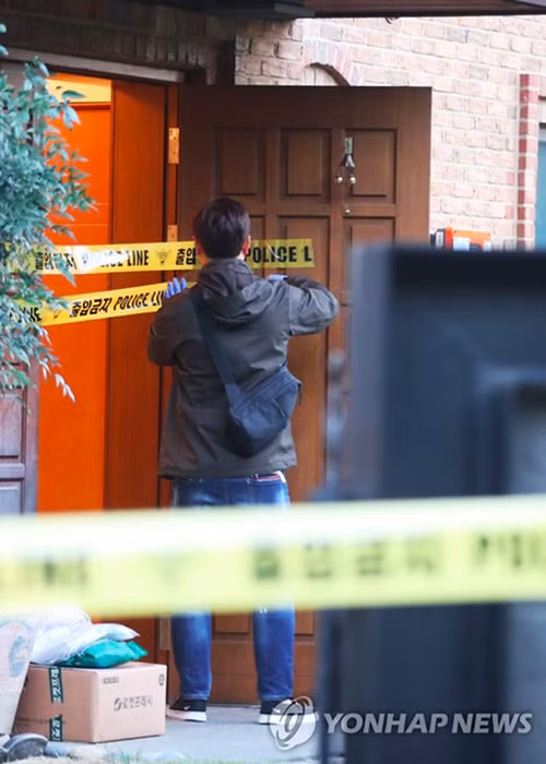 Cảnh sát khám nghiệm thi thể Sulli sau khi nhận được sự đồng ý của gia đình. Ảnh: Yonhapnews