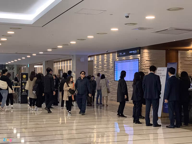 Trên trang chủ, SM Entertainment thông báo fan có thể tới viếng Sulli từ 16h (giờ Hàn Quốc) ngày 15/10. Vì vậy, chiều tối ngày 15/10, một số người hâm mộ đã đến tiễn biệt Sulli. Ảnh: Zing