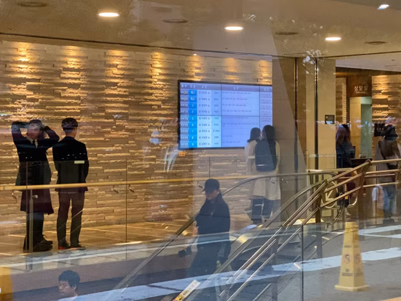 Theo Zing, người hâm mộ lặng lẽ tới đặt hoa trước di ảnh của Sulli. Nhiều người thậm chí đã khóc. Ảnh: Zing