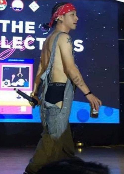 Tranh cai rapper Mr.A mac quan yem lo noi y tren san khau