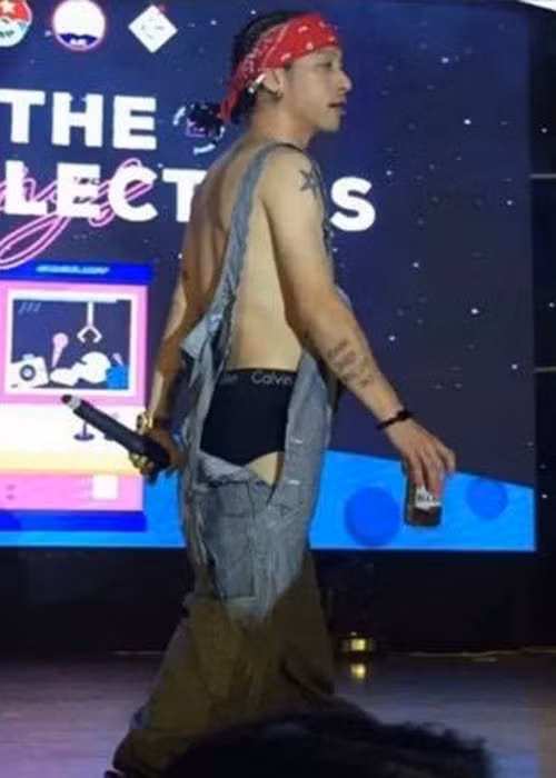 Tranh cai rapper Mr.A mac quan yem lo noi y tren san khau