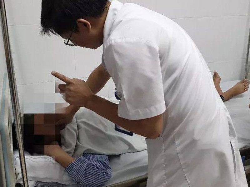 Tiem filler nang mui gia 2 trieu dong “tra gop”, be gai 13 tuoi hong mot mat