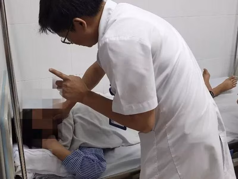 Tiem filler nang mui gia 2 trieu dong “tra gop”, be gai 13 tuoi hong mot mat