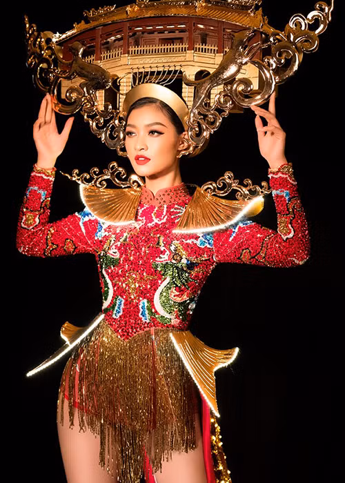 Vào ngày 21/10 (giờ Venezuela), Kiều Loan cùng các thí sinh sẽ bước vào phần thi trang phục dân tộc.