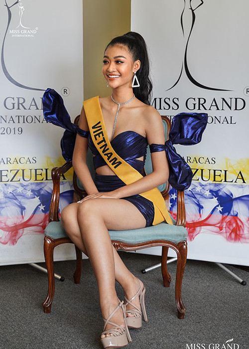 Kiều Loan vừa trải qua phần thi phỏng vấn. Theo chia sẻ của đại diện Việt Nam, chủ tịch, phó chủ tịch và đương kim Hoa hậu Hòa bình Quốc tế đều ấn tượng trước trang phục của cô.