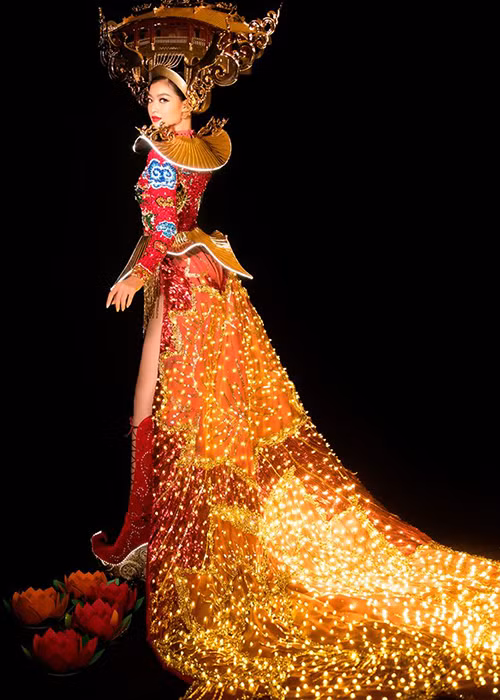 Ê-kíp cho biết, phần thân áo đính hơn 2000 bóng đèn led để thể hiện đêm Hội An lung linh.