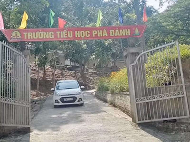 Thầy giáo xin từ chức hiệu phó đi cai nghiện heroin: Thầy giáo 37 tuổi, là phó hiệu trưởng trường Tiểu học Phà Đánh ở huyện Kỳ Sơn (Nghệ An), đã xin từ chức để tập trung cai nghiện ma túy. Trước đó, giáo viên này nhiều lần xin nghỉ ốm để đi cai nghiện nhưng nhà trường không biết. Thầy giáo này mong muốn cai nghiện xong sẽ trở lại trường làm giáo viên. Ảnh: Lao Động Nghệ An.