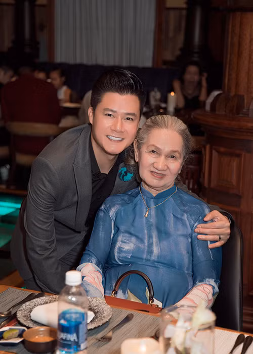  Ca sĩ Quang Dũng mới đây chia sẻ, trong một bữa cơm gia đình cách đây vài tuần, anh bàn luận chuyện tổ chức tiệc sinh nhật cho mẹ anh.