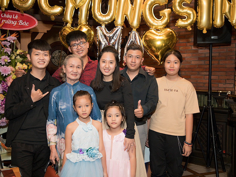 Quang Dũng tâm sự 80 tuổi mẹ của anh mới có sinh nhật lần đầu vì nỗi lo cơm áo, tảo tần với chợ búa, con cái.