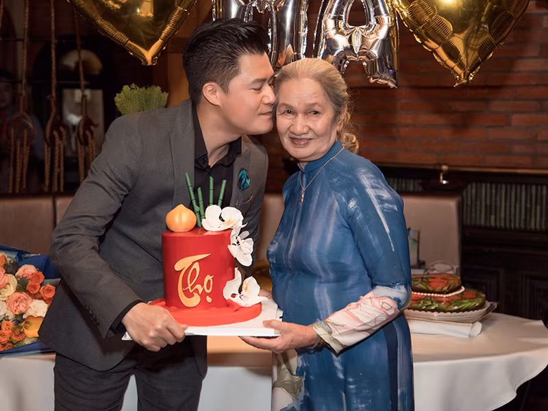 Trong tiệc mừng thọ, Quang Dũng tình cảm bên đấng sinh thành.