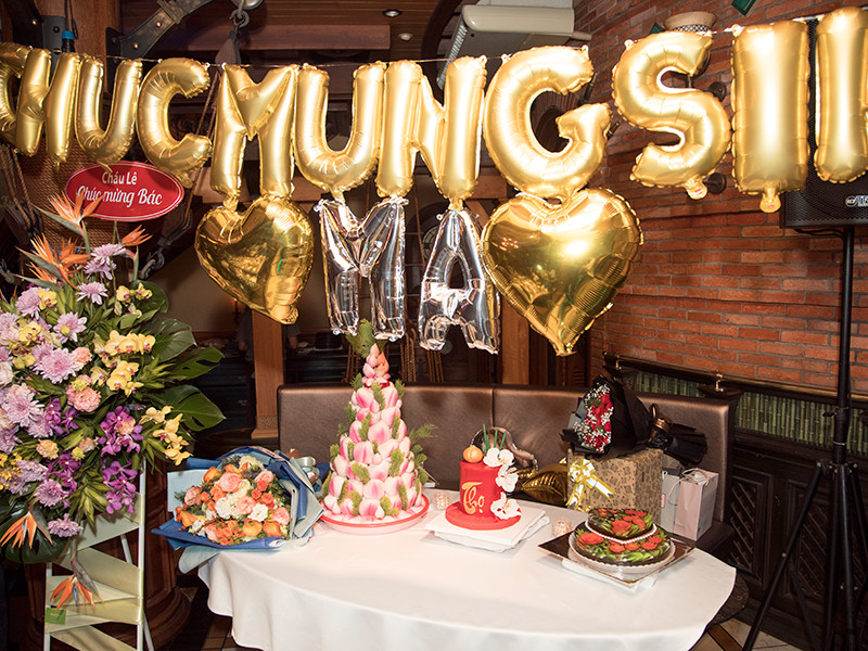 Tiệc sinh nhật được Quang Dũng và người thân chuẩn bị.