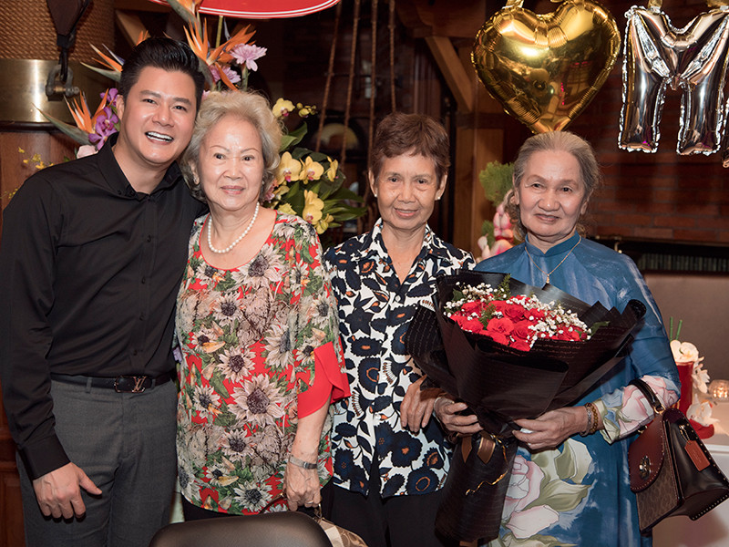 Để mẹ sống gần gũi thiên nhiên, ca sĩ sửa lại căn nhà, xây hồ cá Koi.