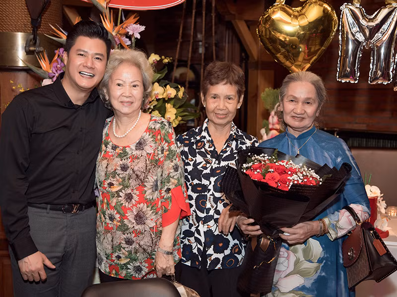 Để mẹ sống gần gũi thiên nhiên, ca sĩ sửa lại căn nhà, xây hồ cá Koi.