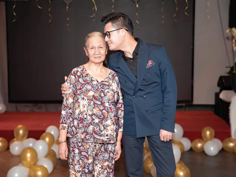 Ca sĩ từng nói khi mẹ anh còn ở Quy Nhơn cùng anh chị, anh hay la cà, nhậu nhẹt với bạn bè 2-3h sáng.