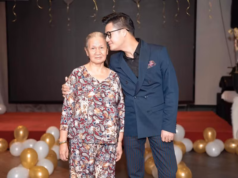 Ca sĩ từng nói khi mẹ anh còn ở Quy Nhơn cùng anh chị, anh hay la cà, nhậu nhẹt với bạn bè 2-3h sáng.