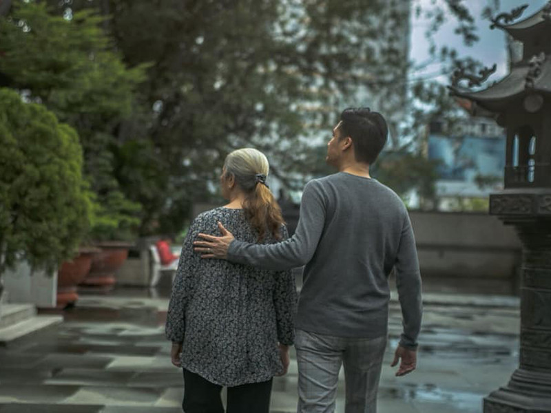 "Thi thoảng, bà cằn nhằn việc tôi về trễ, khiến lịch sinh hoạt của tôi có chút xáo trộn. Nhưng sống chung với mẹ khiến tôi vô cùng hạnh phúc", Quang Dũng chia sẻ.