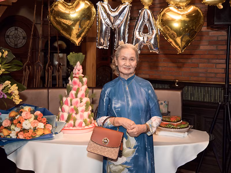 Mẹ của Quang Dũng mặc áo dài đón tuổi 80 bên gia đình.