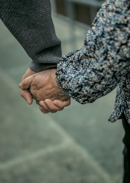 Dịp Vu Lan năm nay, Quang Dũng thực hiện 10.000 CD Ca dao mẹ và tặng cho các chùa để lan tỏa lòng hiếu đạo. Được biết, anh và mẹ đã đến chùa Vĩnh Nghiêm để trao số đĩa cho sư trụ trì tặng lại các phật tử.