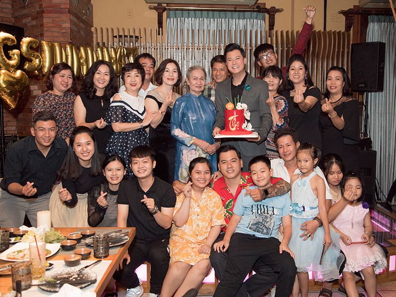 Đầu năm ngoái, bố Quang Dũng qua đời. Sau đó, anh đón mẹ từ Quy Nhơn vào TP HCM sống chung ở biệt thự 400 m2.