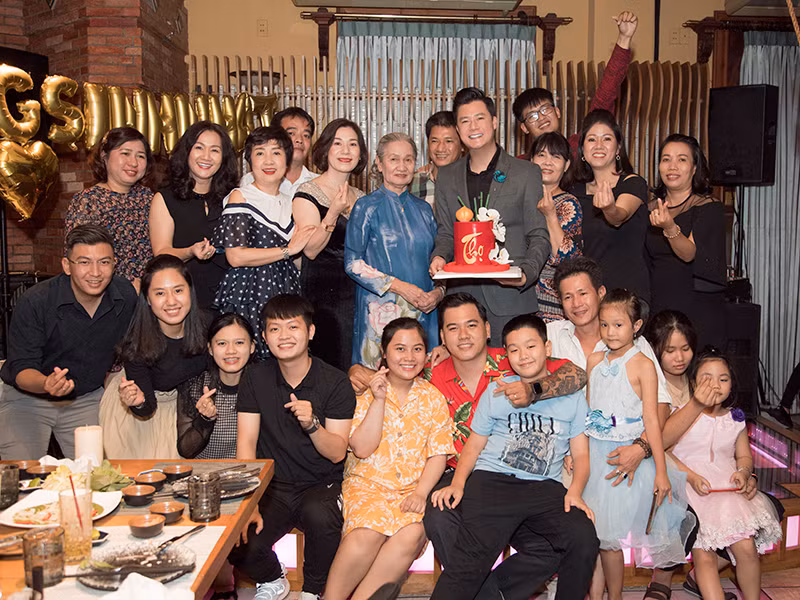 Đầu năm ngoái, bố Quang Dũng qua đời. Sau đó, anh đón mẹ từ Quy Nhơn vào TP HCM sống chung ở biệt thự 400 m2.