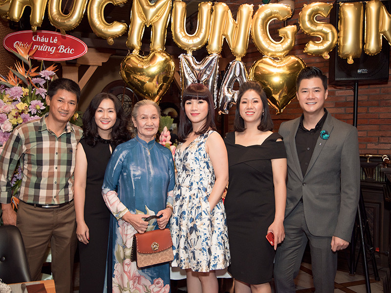 "Mẹ an tâm nhé, chúng con sẽ luôn gần gũi bên mẹ. Chúng con chỉ mong mẹ vui cười an nhiên với cuộc sống và mãi bên con cháu. Chúc sinh nhật mẹ yêu thương", Quang Dũng viết trên trang cá nhân vào ngày sinh nhật mẹ.