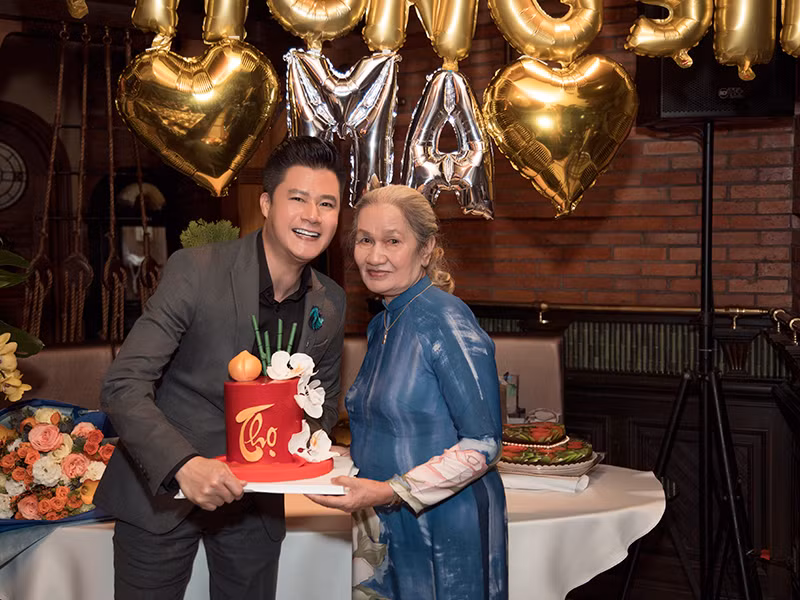 Lúc đầu mẹ của Quang Dũng không đồng ý nhưng sau khi nam ca sĩ thuyết phục, bà chiều ý con trai.