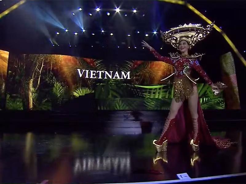 Trước đó, ở phần thi trang phục dân tộc, Kiều Loan tự tin biểu diễn dù đèn led đính trên trang phục không phát sáng.