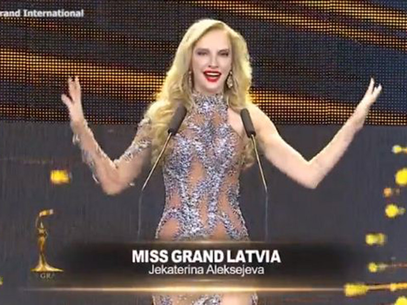 Người đẹp đến từ Latvia nhận ra lỗi sai nên nhanh chóng trở lại địa điểm gắn micro để giới thiệu bản thân một lần nữa. Ảnh: Vietnamnet