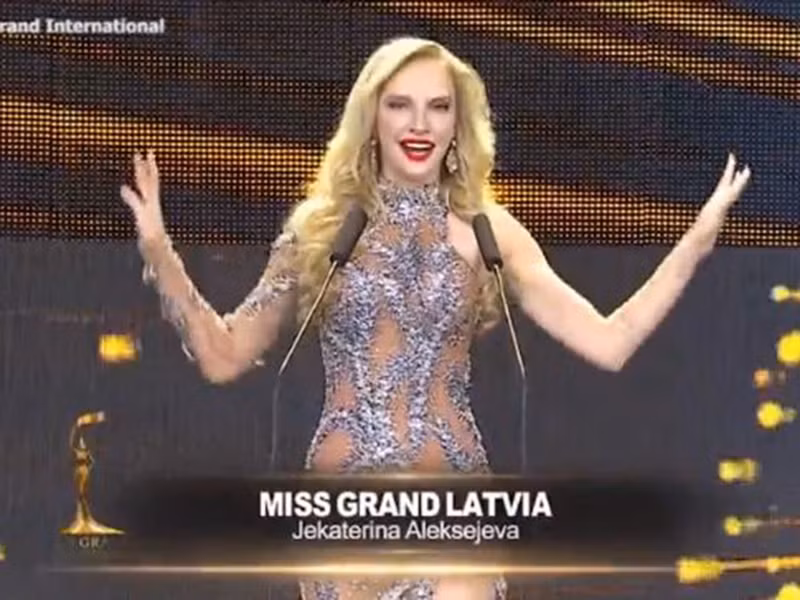 Người đẹp đến từ Latvia nhận ra lỗi sai nên nhanh chóng trở lại địa điểm gắn micro để giới thiệu bản thân một lần nữa. Ảnh: Vietnamnet