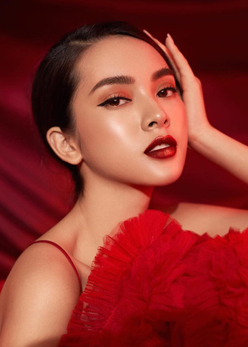 Nhiều khán giả cho rằng nữ chính MV "Tự Tâm" có gương mặt hao hao Hoa hậu Tiểu Vy.