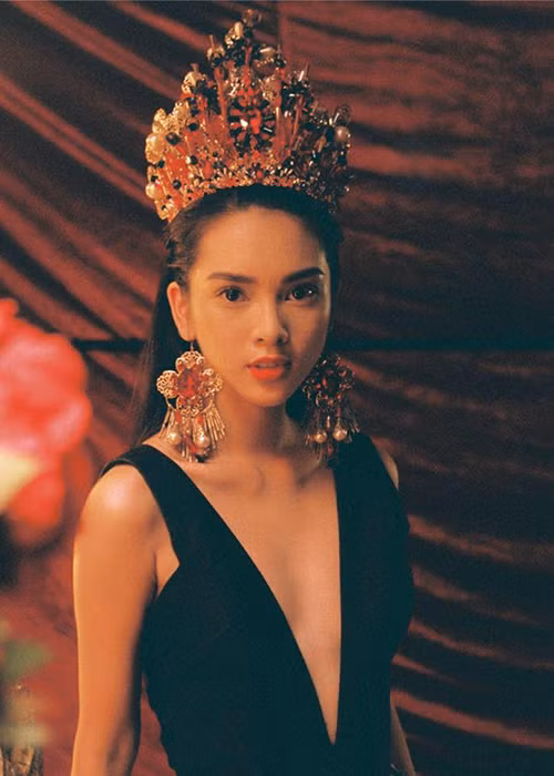 Hình ảnh bản sao của Tiểu Vy trong MV "Màu nước mắt".