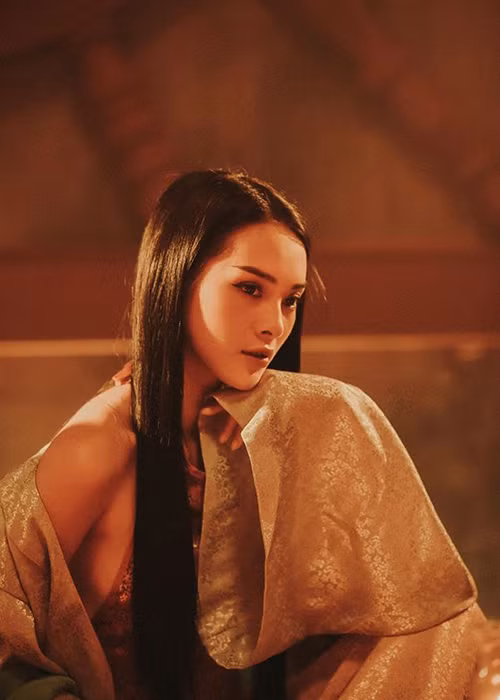  MV "Tự Tâm" của Nguyễn Trần Trung Quân hiện gây sốt. Đảm nhận vai hoàng hậu trong MV này là Quỳnh Lương.