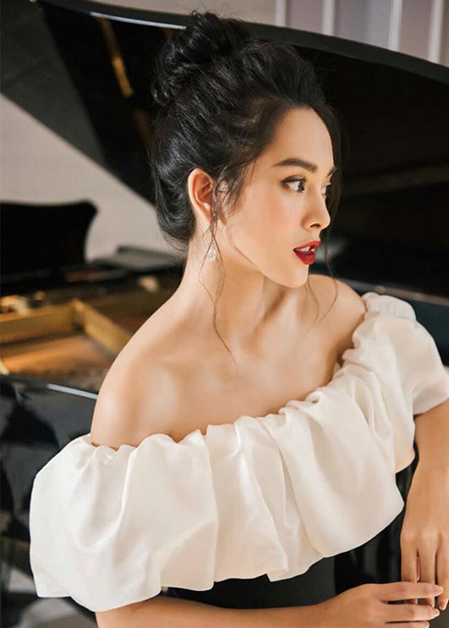 Nữ chính MV "Tự Tâm" sinh năm 1995, là người mẫu ảnh.