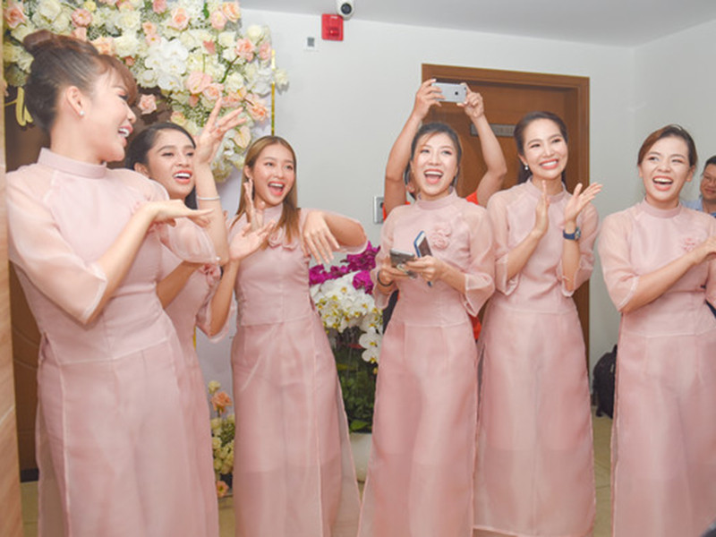 Dàn phù dâu cổ vũ ông xã của Giang Hồng Ngọc khi anh hít đất 50 lần theo yêu cầu của nữ ca sĩ. Ảnh: Saostar